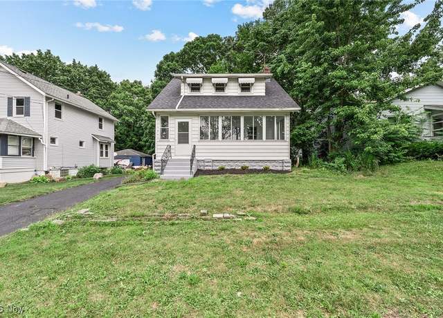 Property at 1595 Hillcrest St, Akron, OH 44314, 3 beds, 1 bath