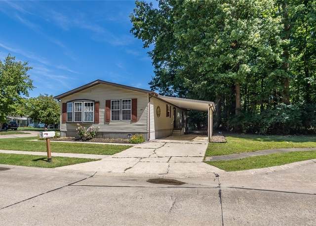 Property at 9 Jessica Ln, Olmsted Twp, OH 44138, 2 beds, 2 baths