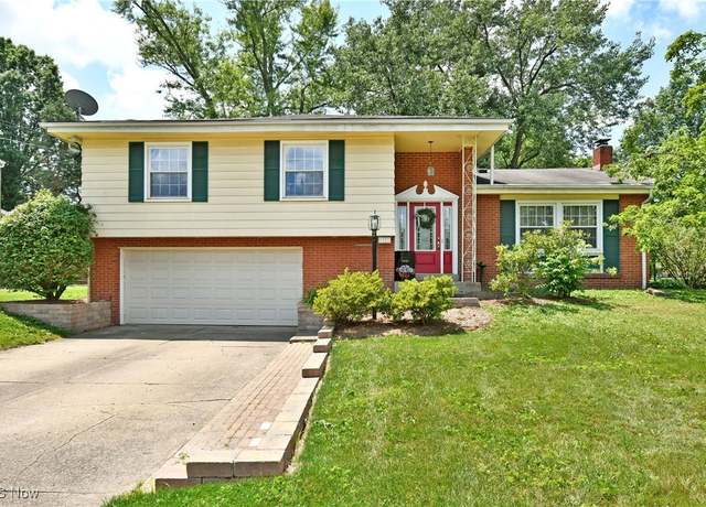 Property at 1723 Coventry Ave NE, Howland, OH 44483, 4 beds, 2.5 baths