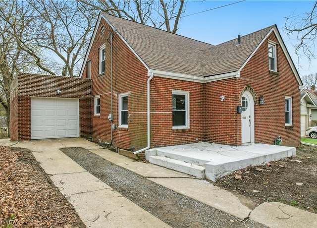Property at 414 10th St, Struthers, OH 44471, 3 beds, 2 baths