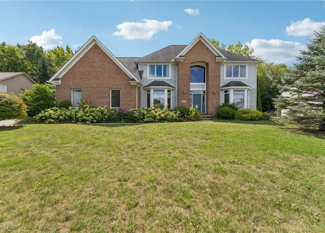 Property at 708 Dominic Dr, Cuyahoga Falls, OH 44223, 4 beds, 2.5 baths