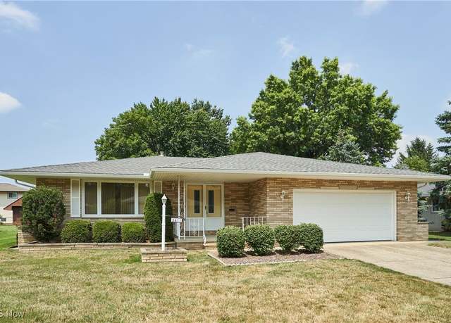 Property at 2611 Dorset Dr, Seven Hills, OH 44131, 3 beds, 2.5 baths