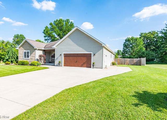 Property at 2692 Aspen Dr, Girard, OH 44420, 4 beds, 2.5 baths