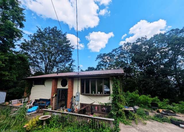 Property at 2517 Valley View Dr, Belpre, OH 45714, 4 beds, 2 baths