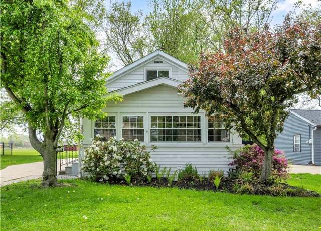 Property at 252 Parkway Dr, Eastlake, OH 44095, 3 beds, 1 bath