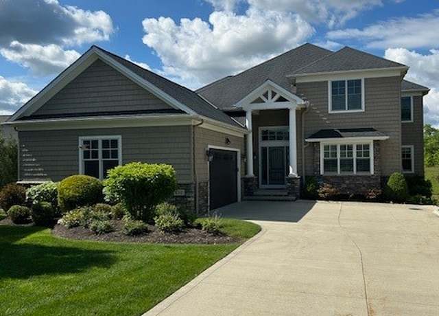 Property at 450 Acacia Cir, Lyndhurst, OH 44124, 3 beds, 3.5 baths
