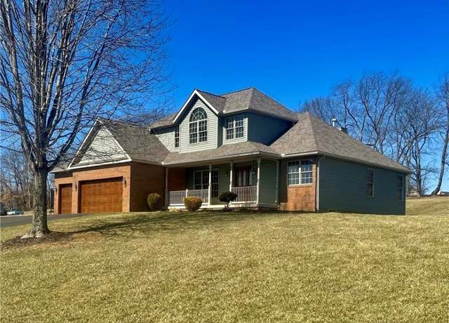 Property at 1700 Meadow Creek Dr, Zanesville, OH 43701, 4 beds, 2.5 baths