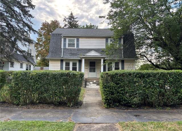 Property at 451 Fairmount Ave NE, Warren, OH 44483, 4 beds, 2.5 baths