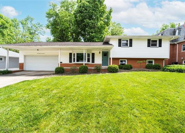 Property at 2871 Bears Den Ct, Youngstown, OH 44511, 3 beds, 1.5 baths