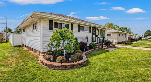 Photo of 1844 Ridgeview Dr, Wickliffe, OH 44092