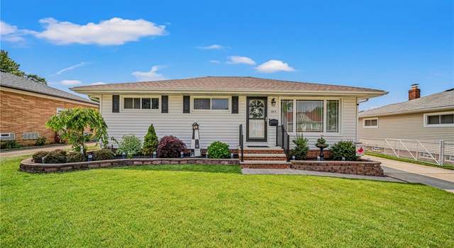 Photo of 1844 Ridgeview Dr, Wickliffe, OH 44092