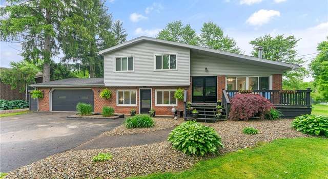 Photo of 415 Sunset Dr, Brookfield, OH 44403
