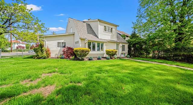 Photo of 18015 Canterbury Rd, Cleveland, OH 44119