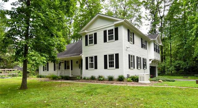 Photo of 33 Forest Dr, Chagrin Falls, OH 44022
