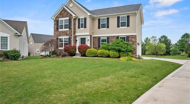 Photo of 587 Surrey Dr, Aurora, OH 44202