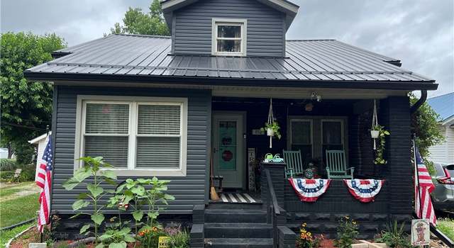 Photo of 958 E State St, Newcomerstown, OH 43832