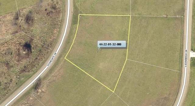 Photo of 5295 Stonegate Dr, Zanesville, OH 43701