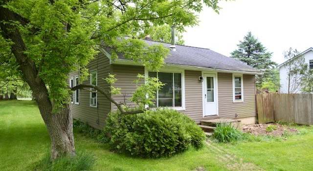 Photo of 12532 Lake Dr, Burton, OH 44021