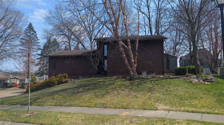 Photo of 433 Herbert Rd Akron, OH 44312