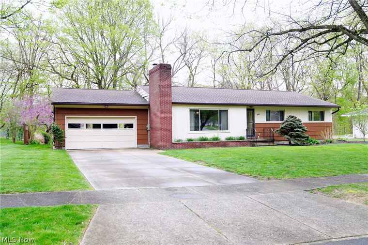 Photo of 399 Mowbray Rd Akron, OH 44333