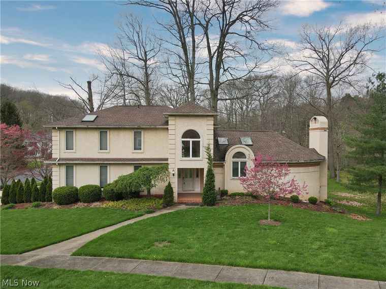 Photo of 2837 Forest View Dr Akron, OH 44333
