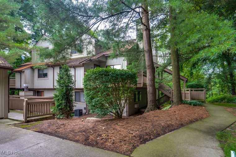 Photo of 582 Meredith Ln Cuyahoga Falls, OH 44223