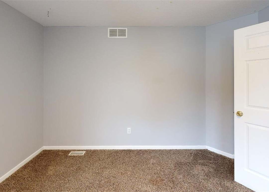 1127 Commonwealth Ave, Mayfield Heights, OH 44124