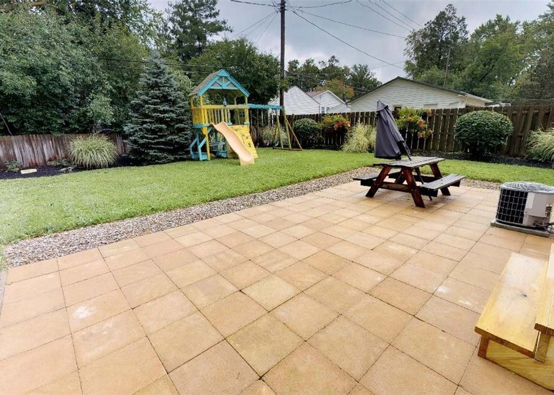 1127 Commonwealth Ave, Mayfield Heights, OH 44124