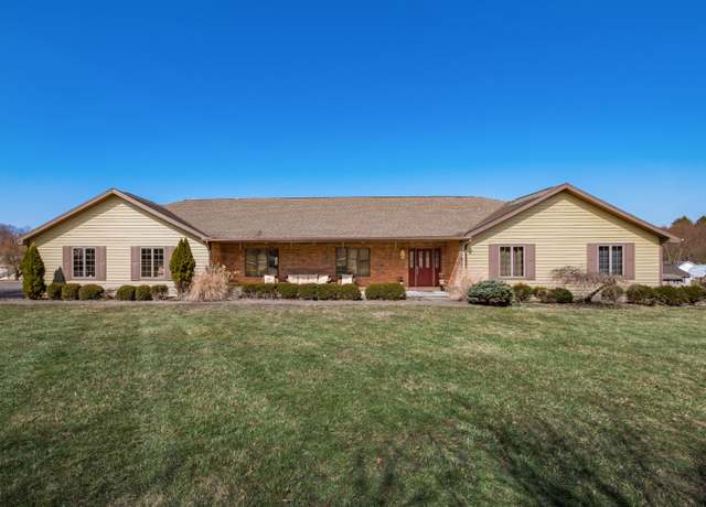 Property at 5023 Dresden Ct, Zanesville, OH 43701, 5 beds, 3.5 baths