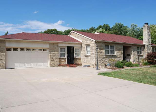 Property at 315 Parkway Dr, Zanesville, OH 43701, 3 beds, 2.5 baths