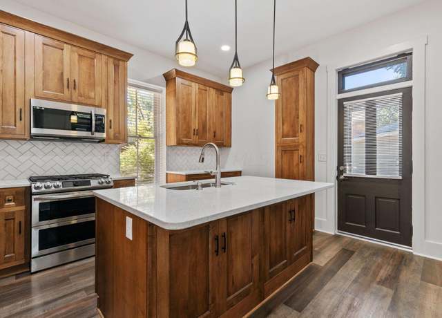 Property at 1122 S Pearl St, Columbus, OH 43206, 4 beds, 2.5 baths