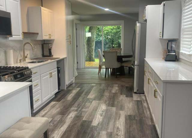 Property at 3107 Huntington Dr, Columbus, OH 43207, 4 beds, 1 bath