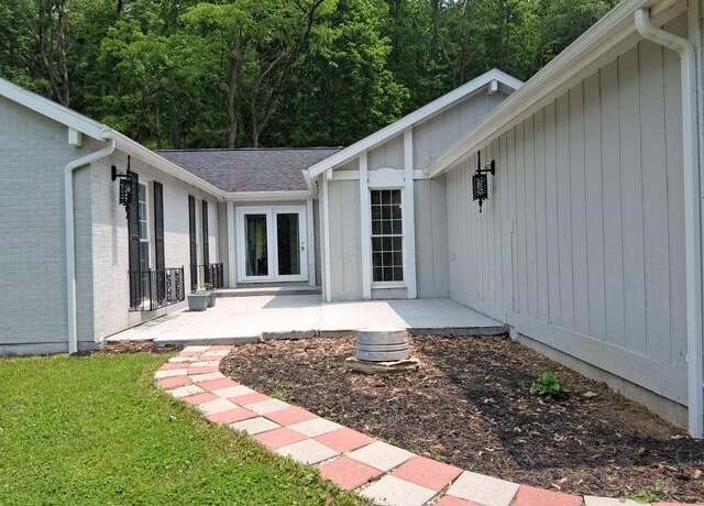 Property at 960 Wayne Ave, Zanesville, OH 43701, 4 beds, 2.5 baths