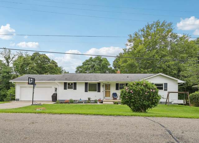 Property at 449 Lynwood Ln, Lancaster, OH 43130, 4 beds, 2.5 baths