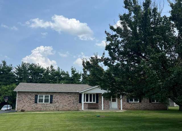 Property at 3912 Oakmont Ln NE, Lancaster, OH 43130, 3 beds, 2 baths