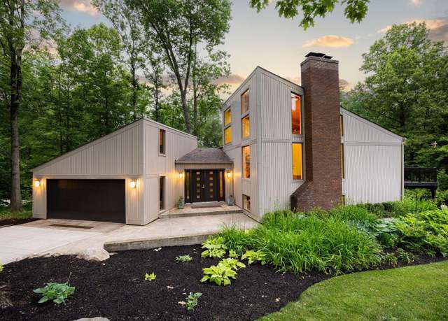 Property at 7942 Oakridge Dr, Mentor, OH 44060, 5 beds, 2.5 baths