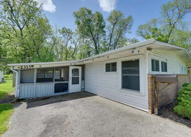 Property at 2313 Airport Dr, Columbus, OH 43219, 2 beds, 2 baths