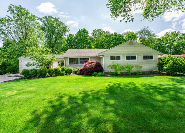 Property at 320 Woodview Dr, Springfield, OH 45504, 3 beds, 2 baths