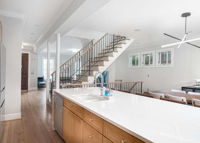 Property at 308 Jackson St, Columbus, OH 43206, 2 beds, 3.5 baths