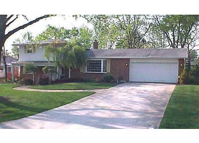 Property at 923 Kenwood Ln, Columbus, OH 43220, 3 beds, 2 baths