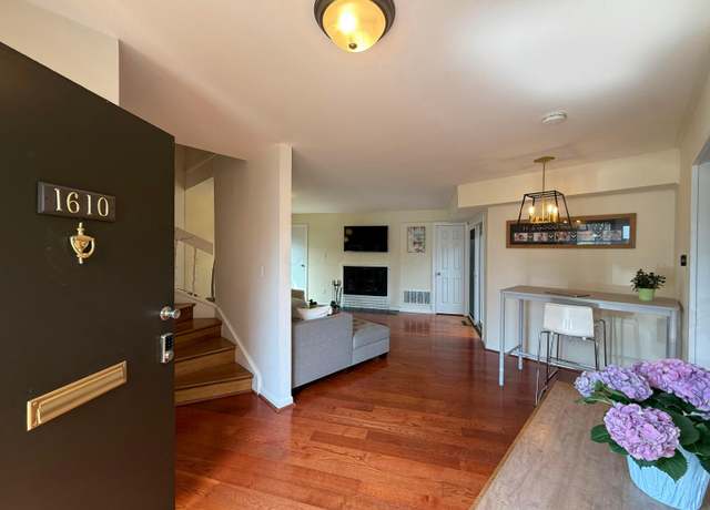 Property at 1610 Lafayette Dr #1610, Columbus, OH 43220, 2 beds, 1.5 baths