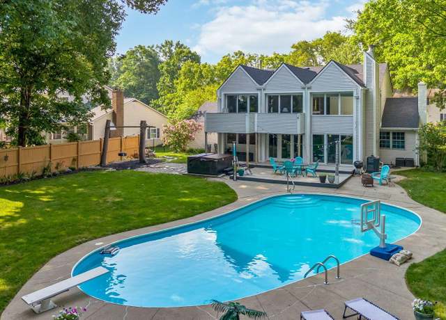 Property at 1318 Hickory Ridge Ln, Columbus, OH 43235, 4 beds, 3.5 baths
