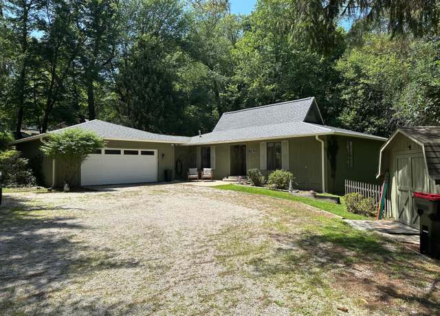 Property at 951 Golden Dr, Newark, OH 43055, 5 beds, 2.5 baths