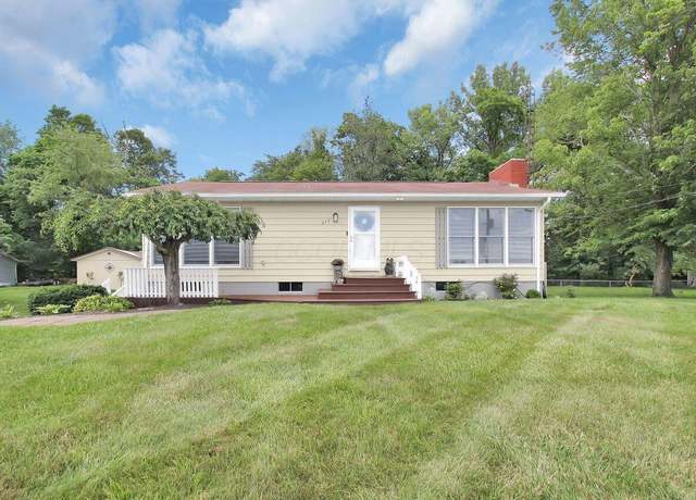 Property at 235 Lees Dr, Hebron, OH 43025, 2 beds, 1.5 baths