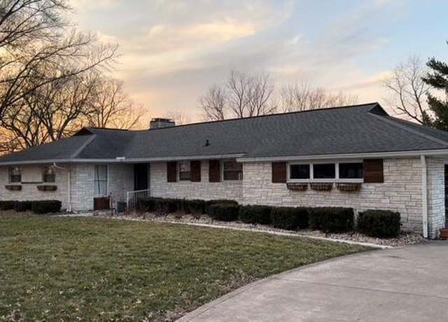 Property at 8 Ridgeway Dr, Chillicothe, OH 45601, 3 beds, 2.5 baths