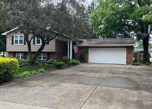 Property at 106 Meadow Way SW, Pataskala, OH 43062, 4 beds, 1.5 baths