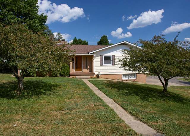 Property at 2700 Woodside Dr, Zanesville, OH 43701, 3 beds, 2.5 baths