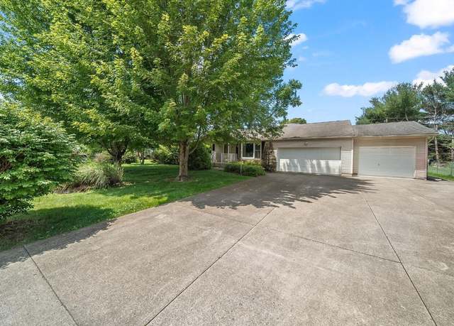 Property at 93 Parkway Dr, Newark, OH 43055, 3 beds, 3.5 baths