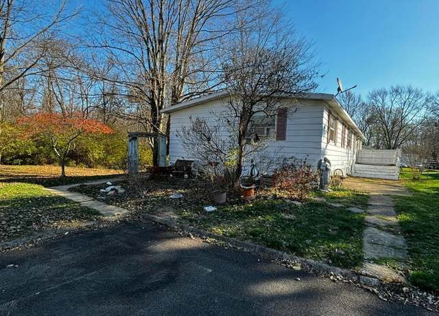 Property at 266 Locust Dr, London, OH 43140, 3 beds, 2 baths