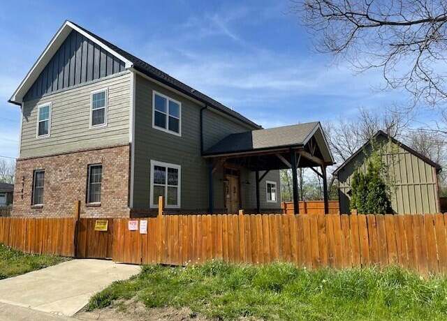 Property at 2948 Main St, Urbancrest, OH 43123, 3 beds, 2.5 baths